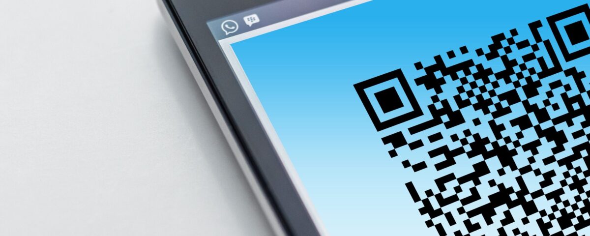 Free High-resolution close-up of a smartphone displaying a QR code on its screen. Stock Photo